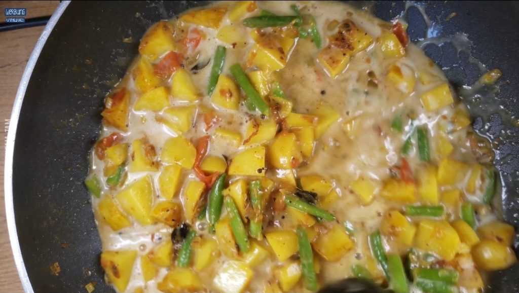 Indisches Kartoffel-Curry 20 Min. köcheln lassen.