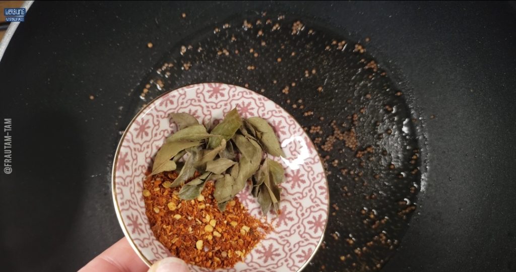 Chiliflocken und indische Curryblätter anrösten